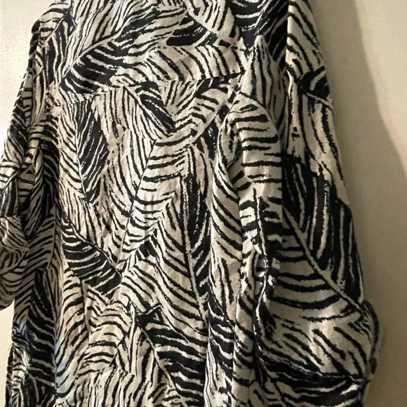 Cynthia Rowley 100% Linen Black White Palm Leaf Button Front Tunic Top Size 1X - Picture 9 of 9